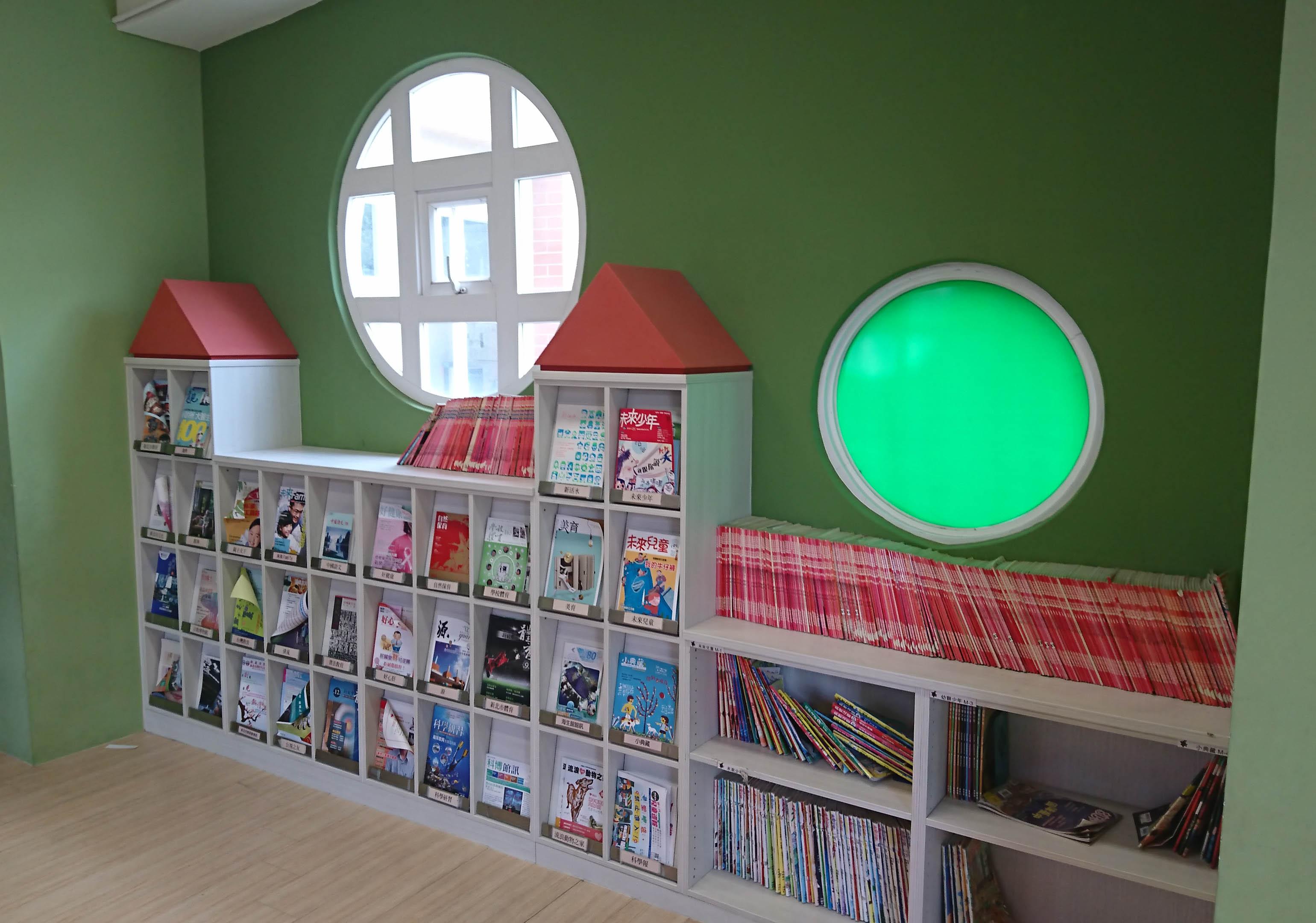 NC4-15.6 廊道圖書角落