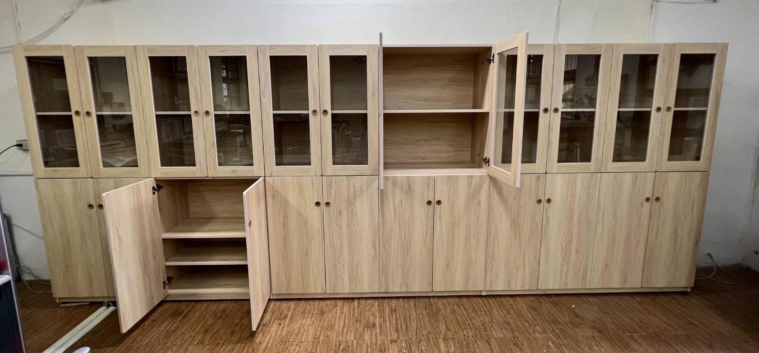 17.5 玻璃資料櫃(胡桃木)