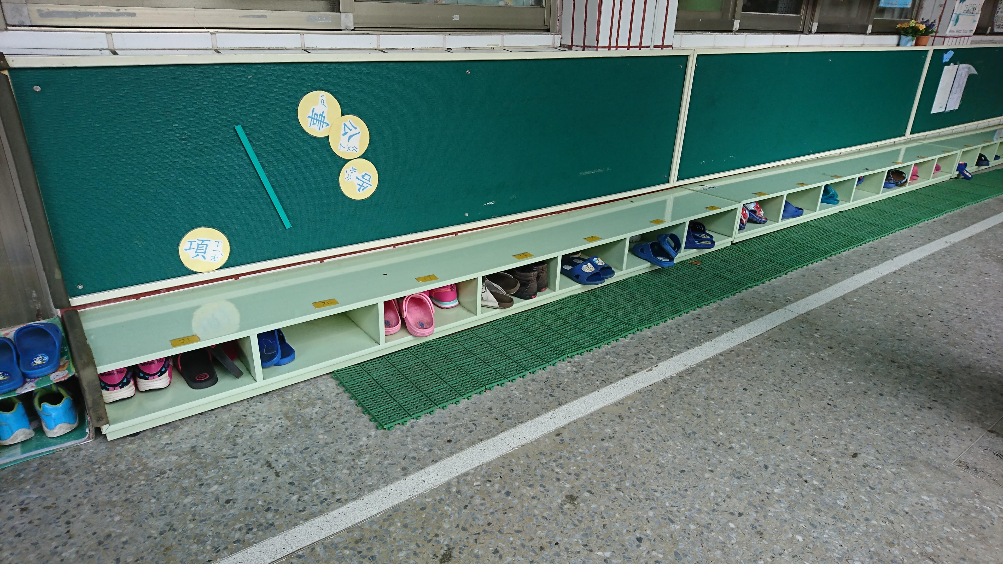 23.6 鞋櫃+佈告欄(塑鋼)