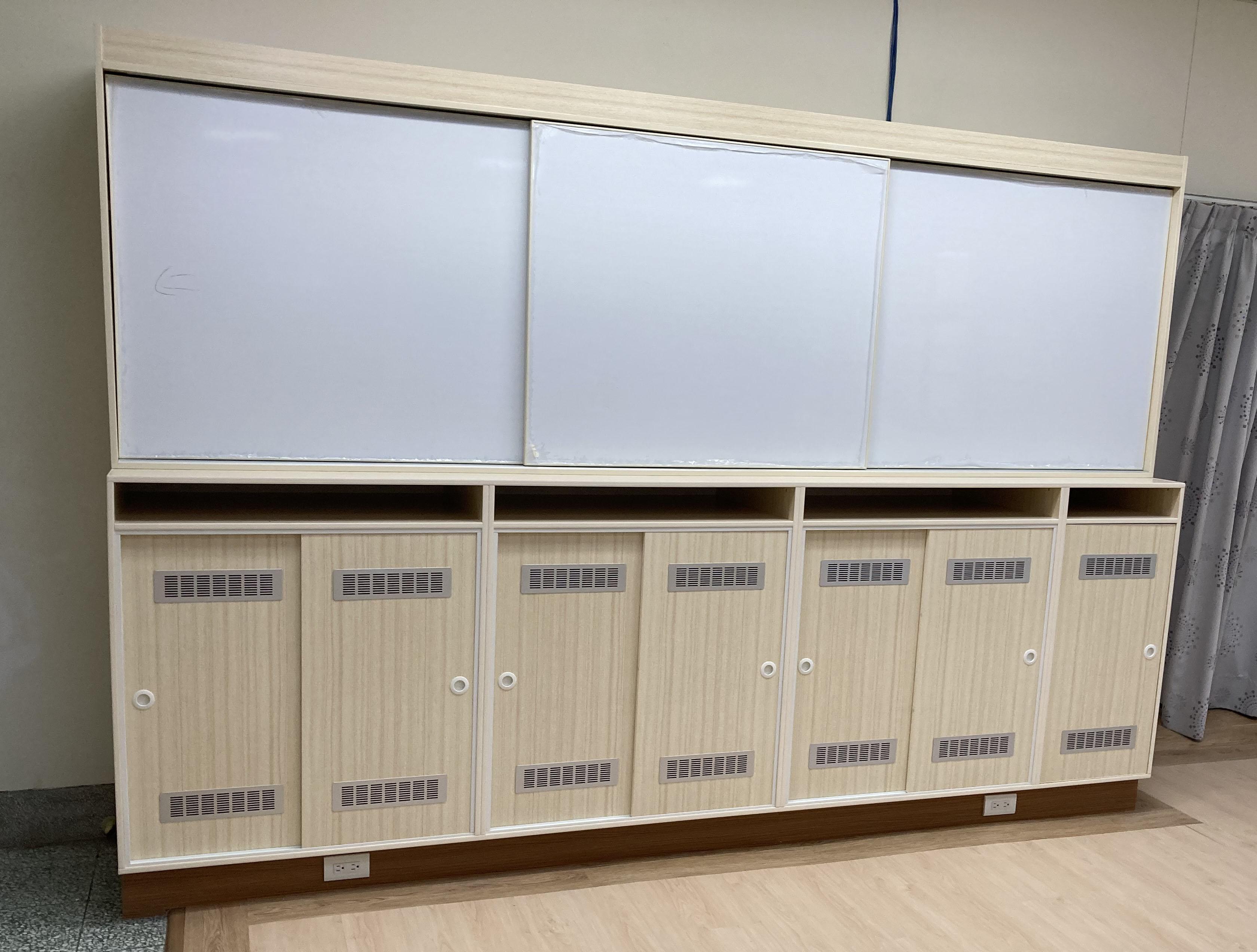 21.1 棉被白板教具綜合櫃