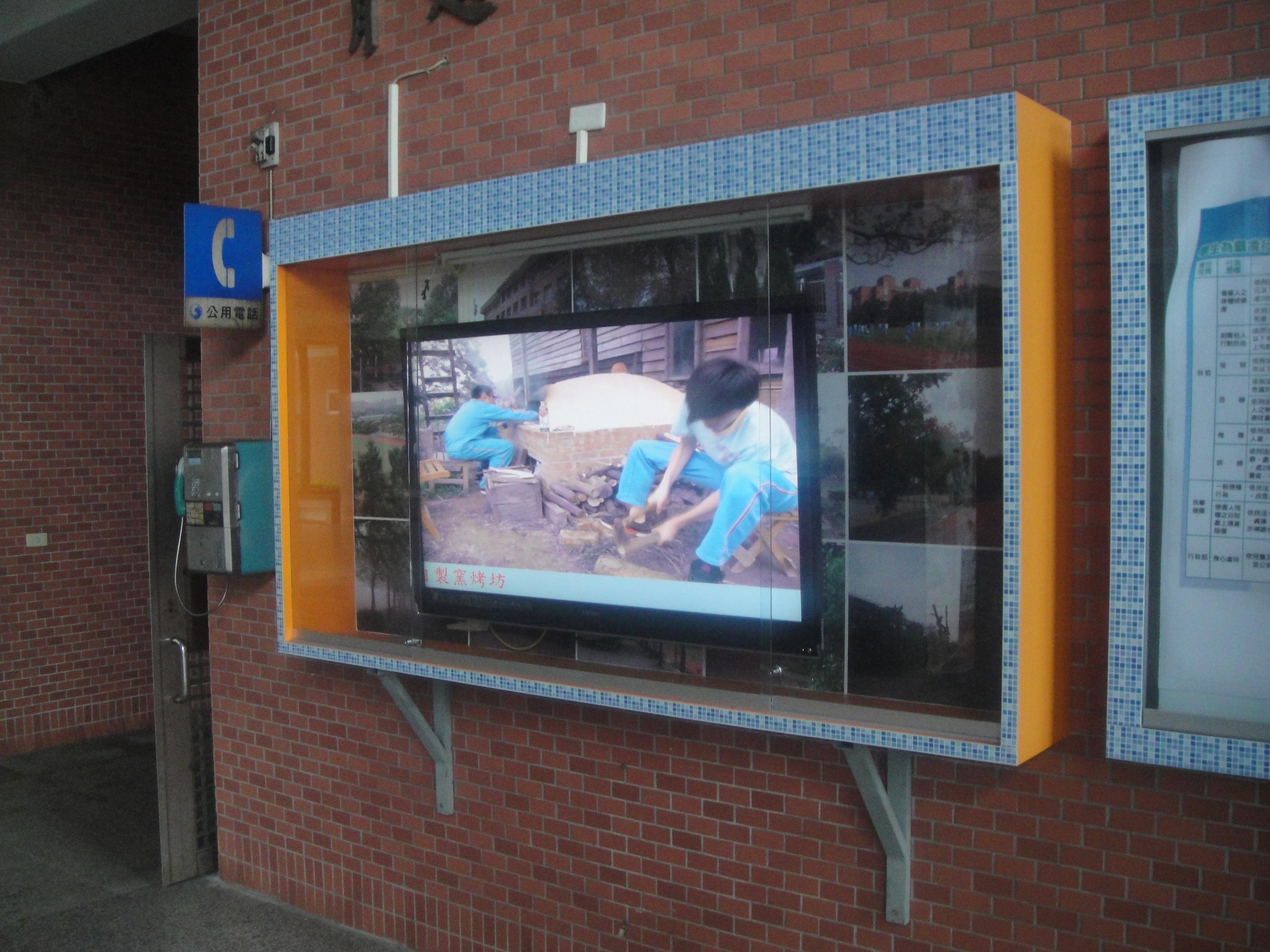 15.6 玻璃木框佈告欄