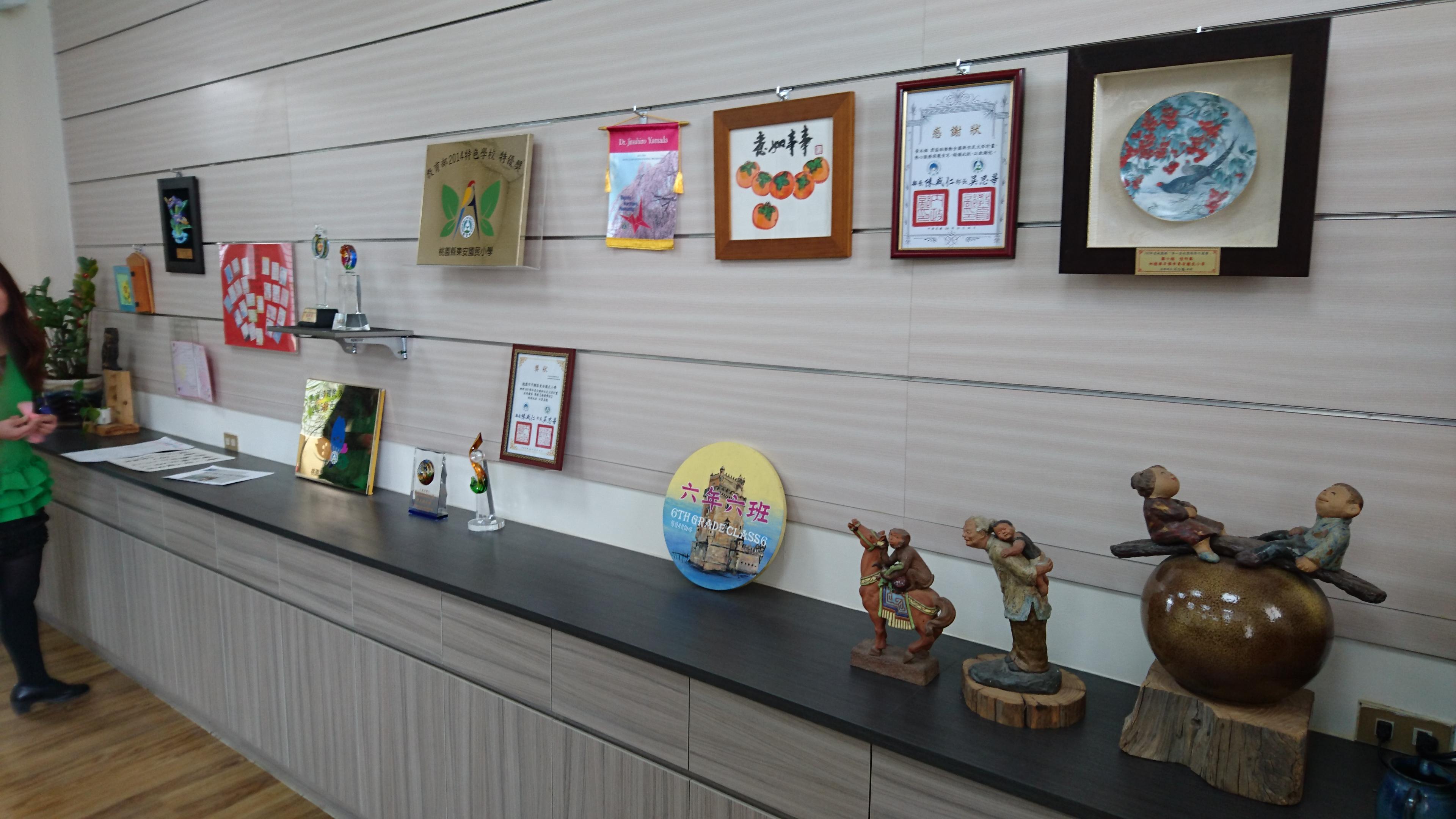 17.1 槽板獎盃牆