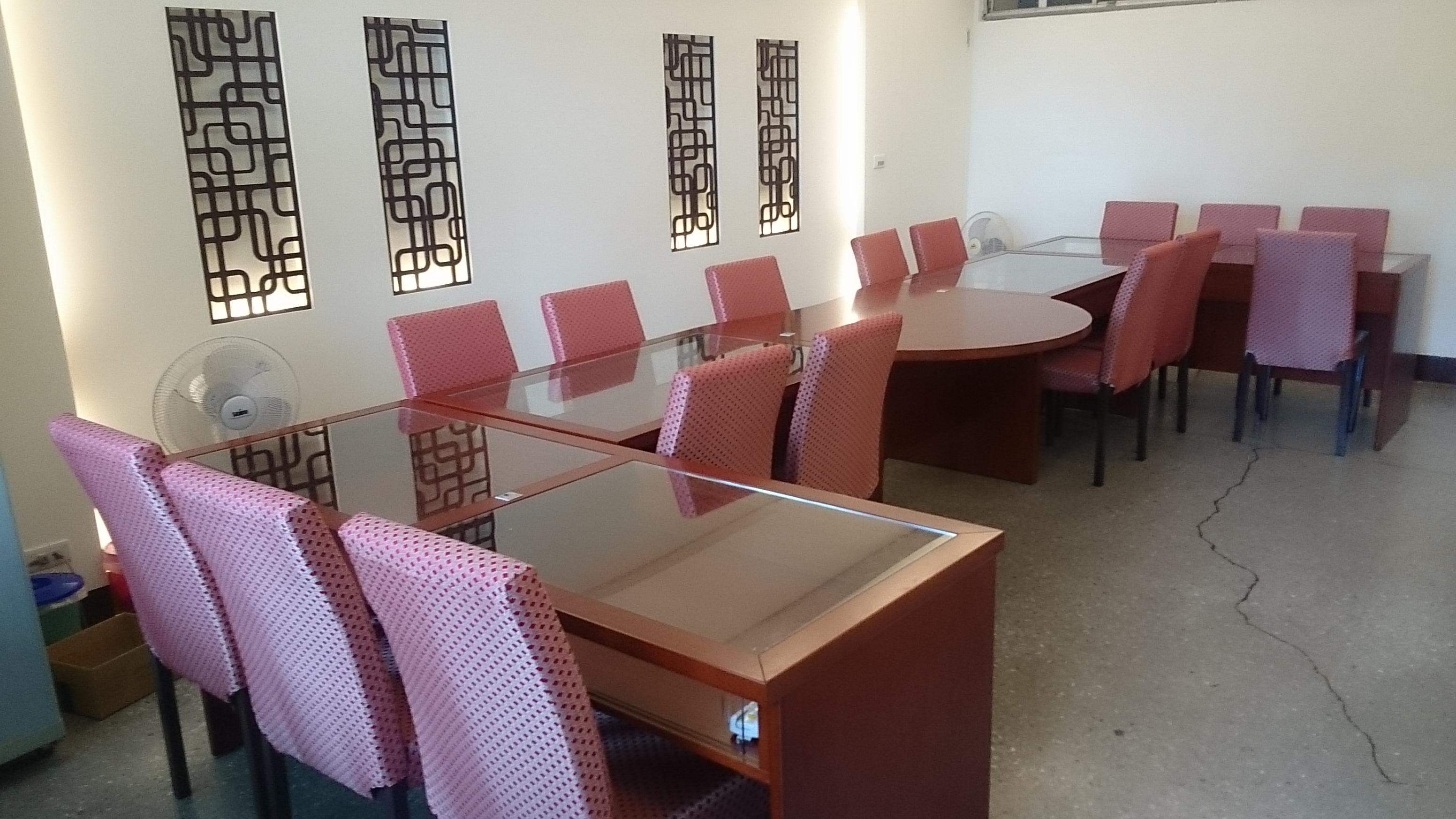 11.5 玻璃展示會議桌