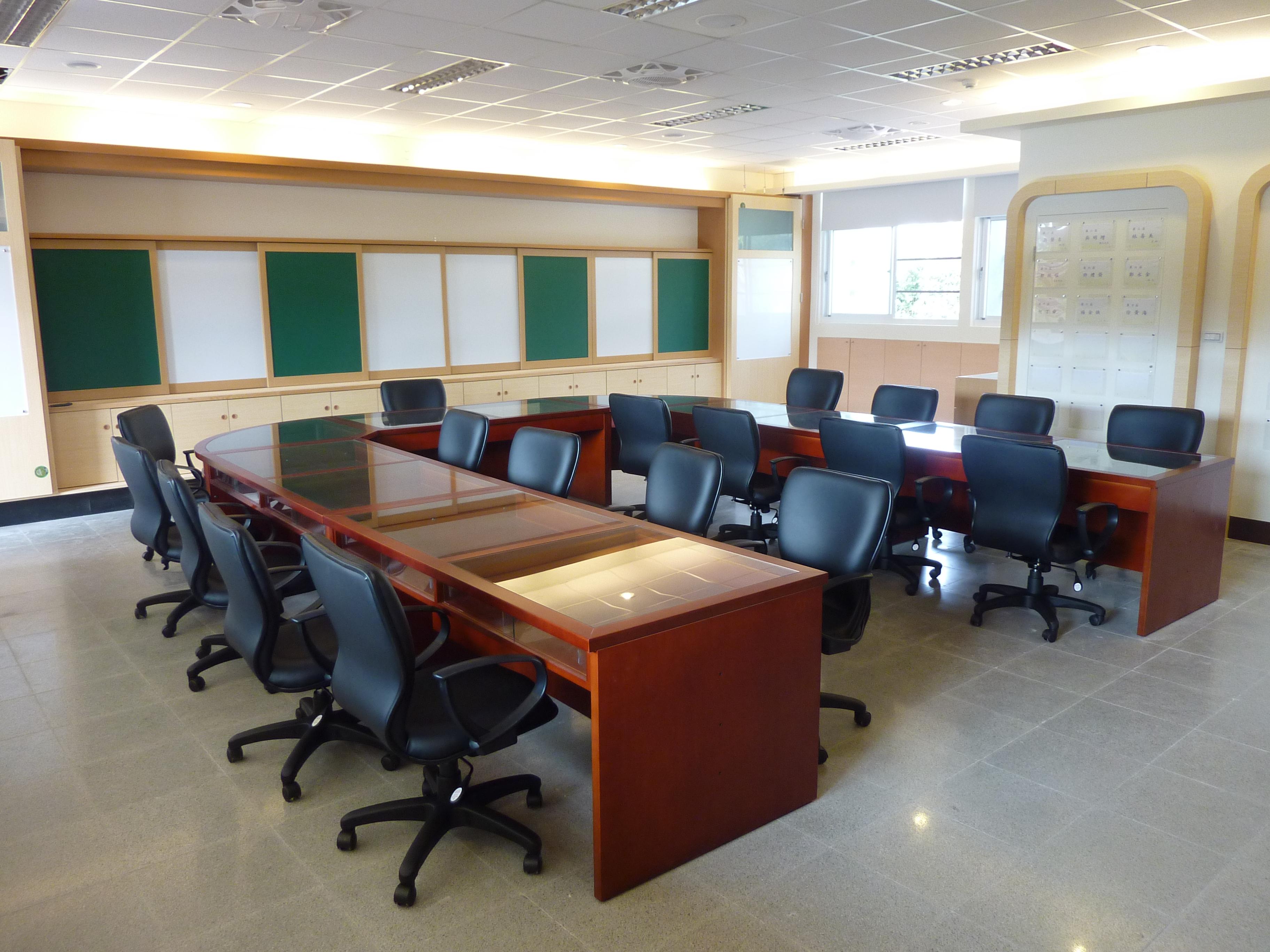 13.2 玻璃展示會議桌