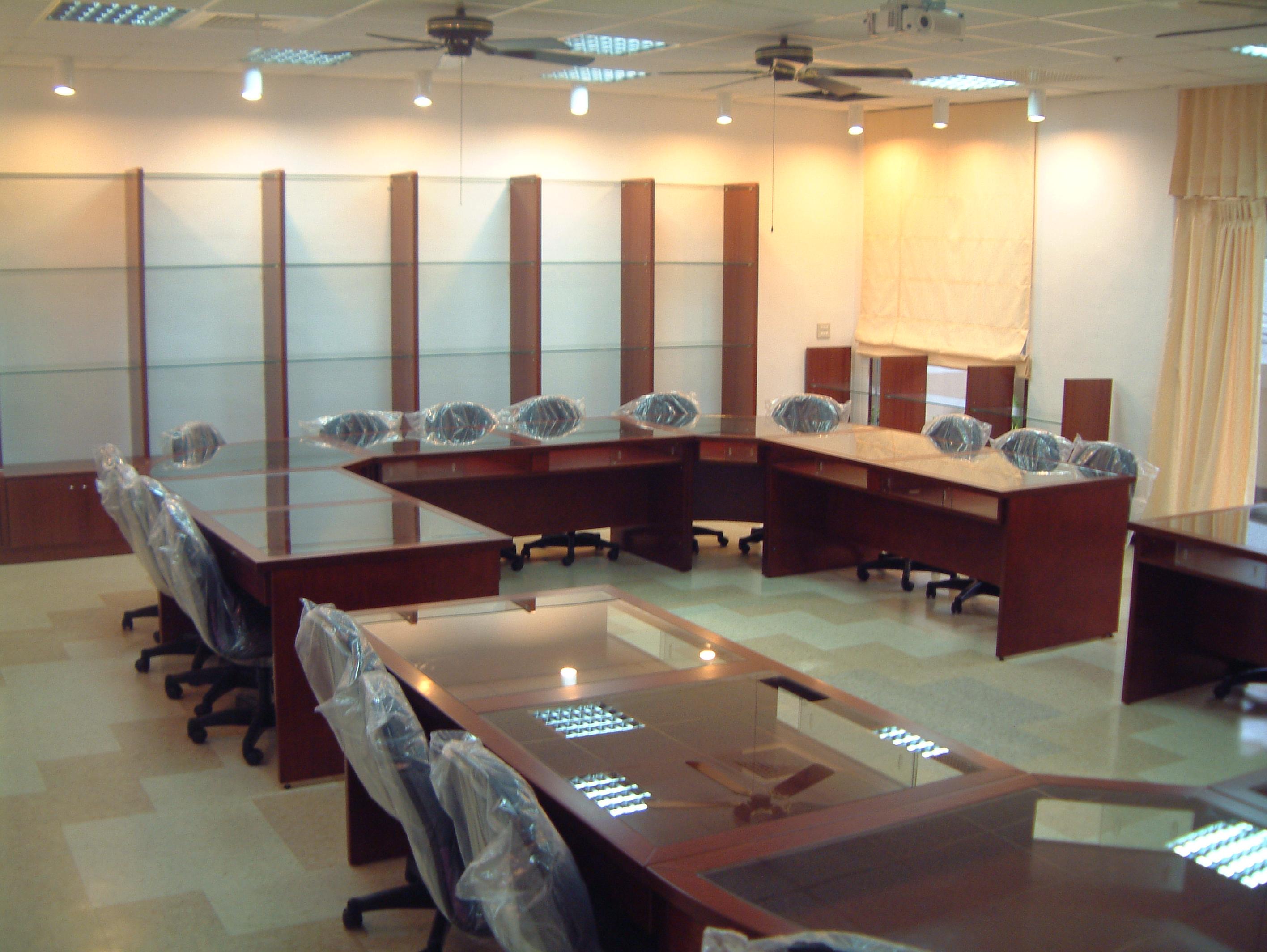 15.1 玻璃展示會議桌