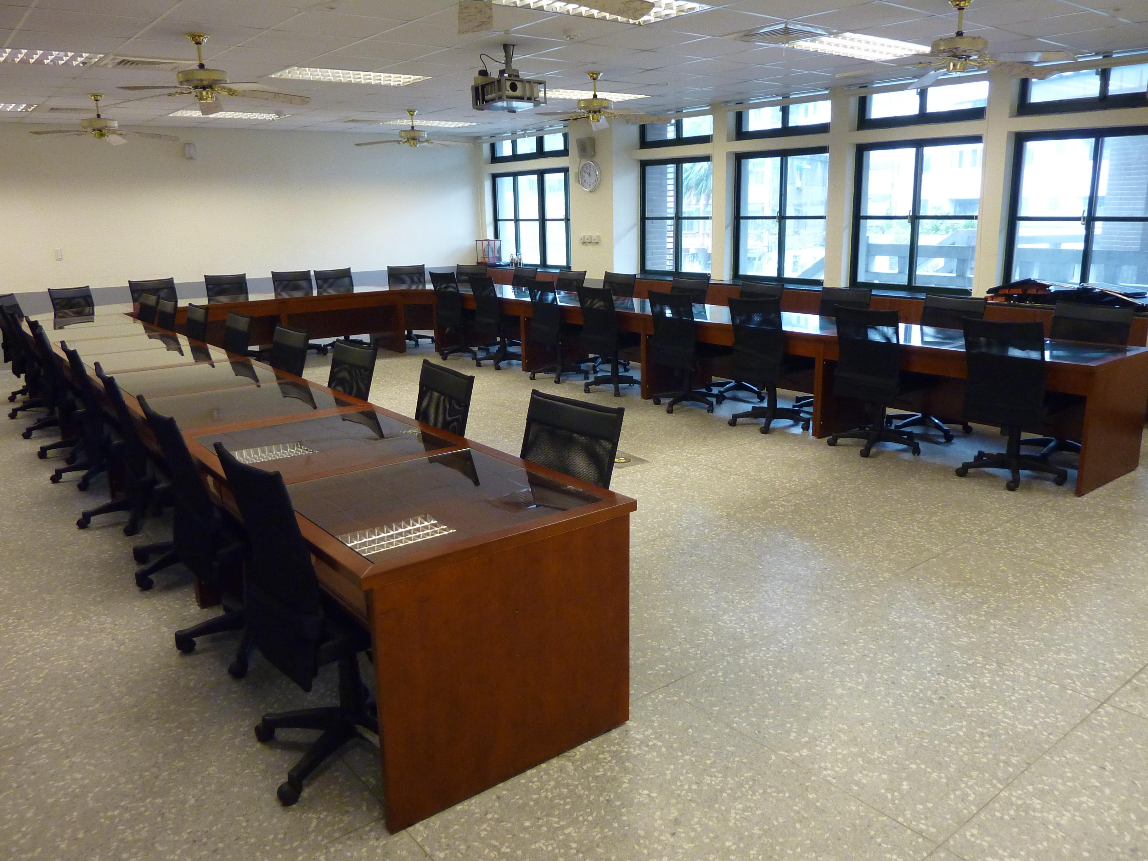 11.5 玻璃展示會議桌