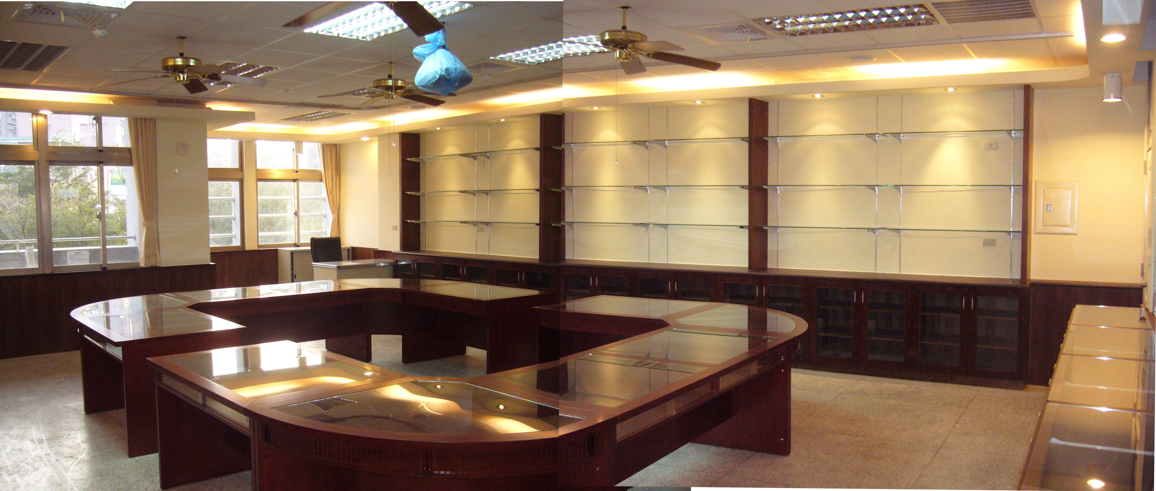 13.3 玻璃展示會議桌