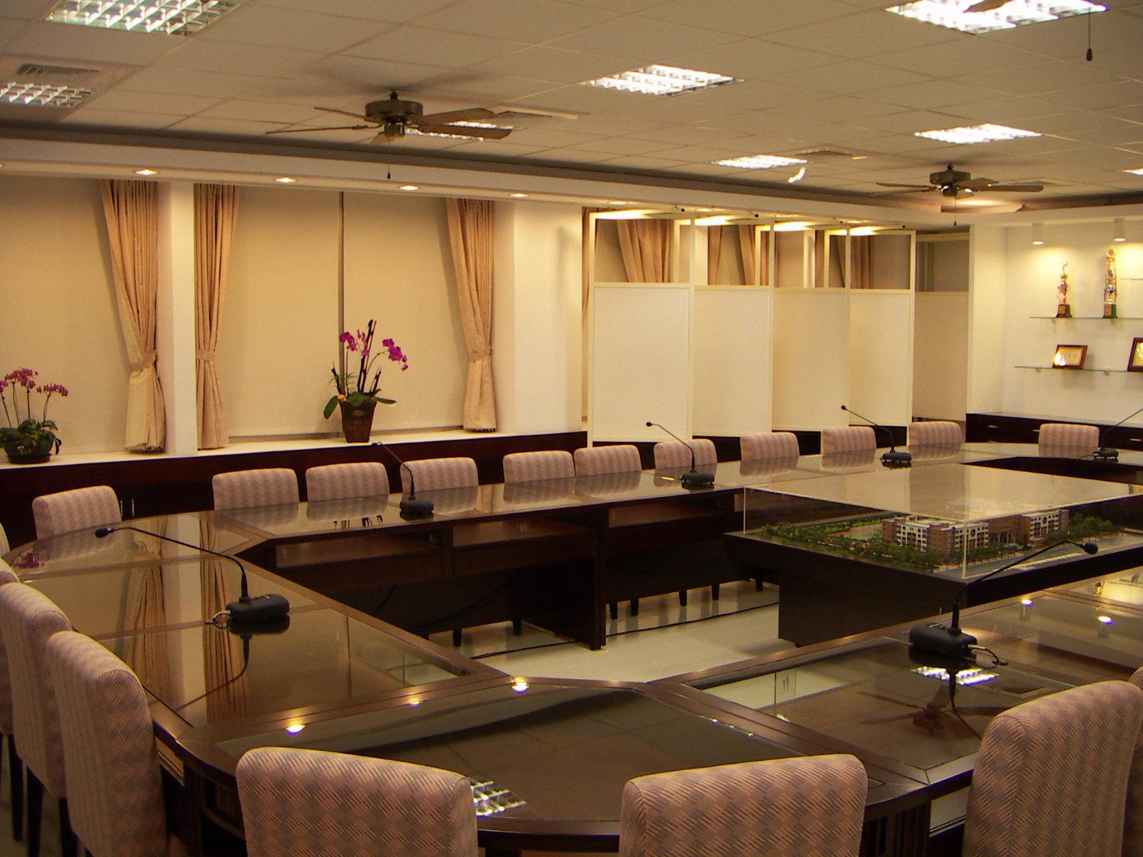 11.3 玻璃展示會議桌