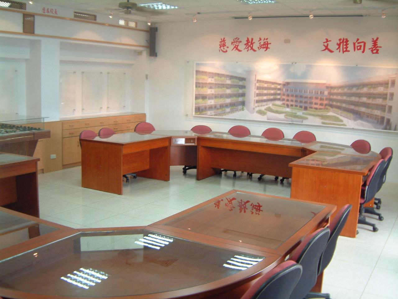 11.2 玻璃展示會議桌