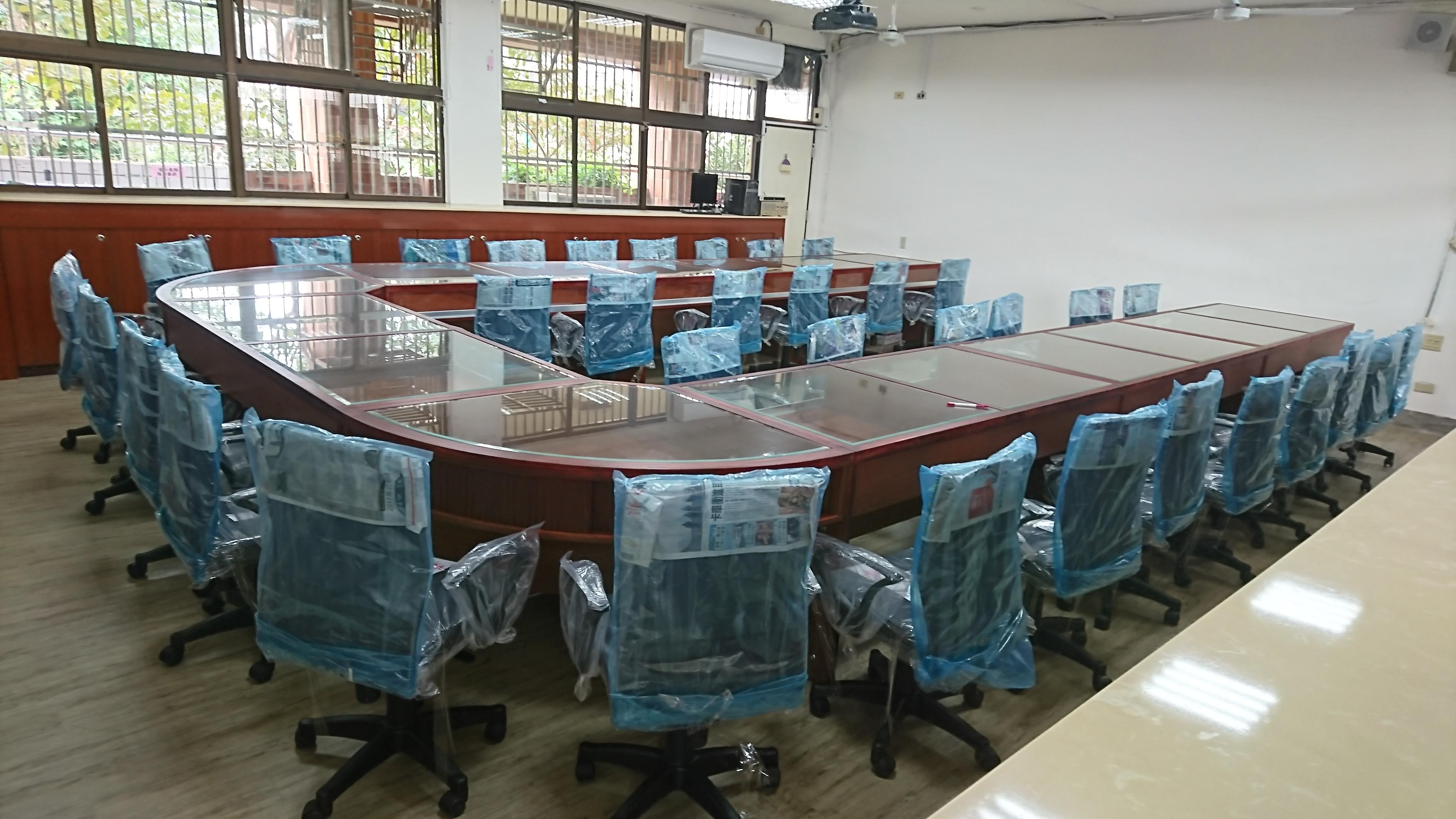 13.1 玻璃展示會議桌