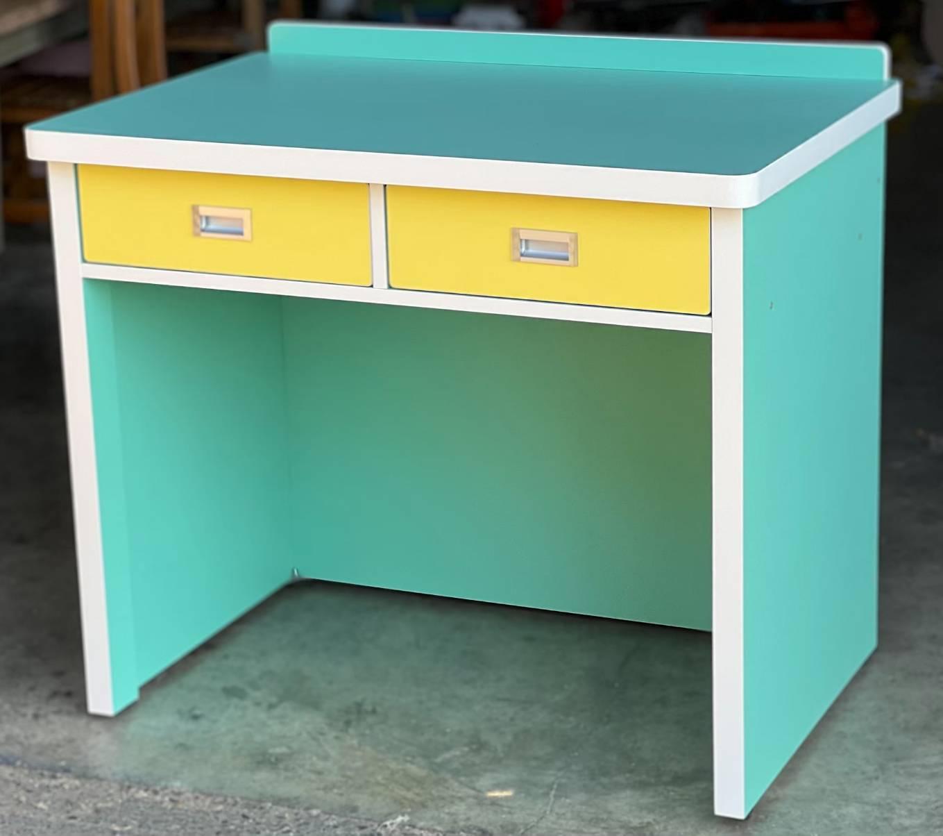 25.1 彩色櫃台桌