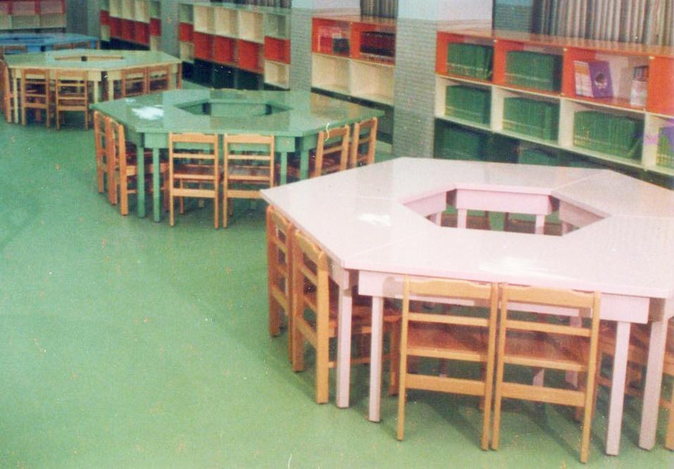25.6 塑鋼梯形桌