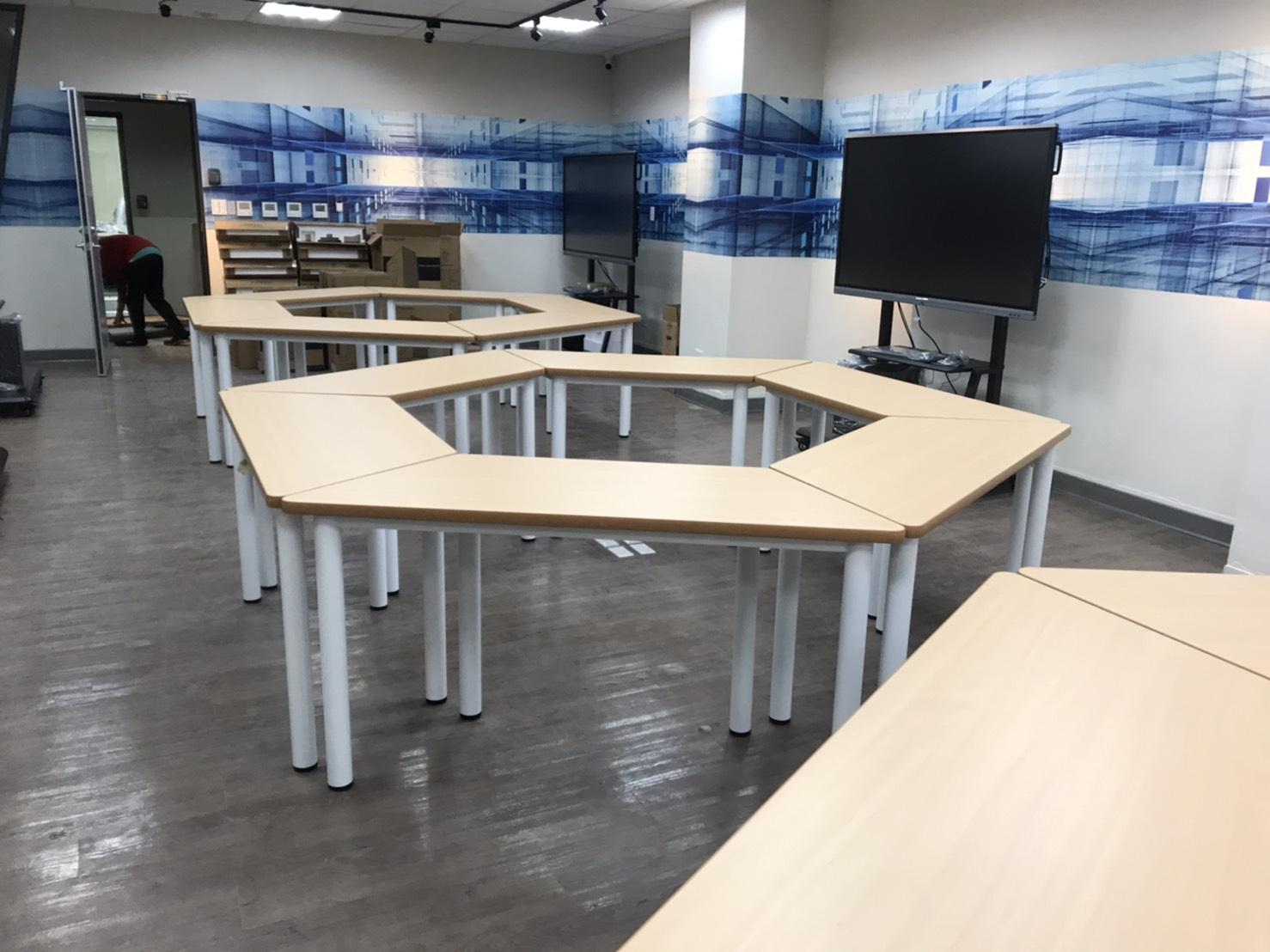 27.3 鋼腳梯形桌