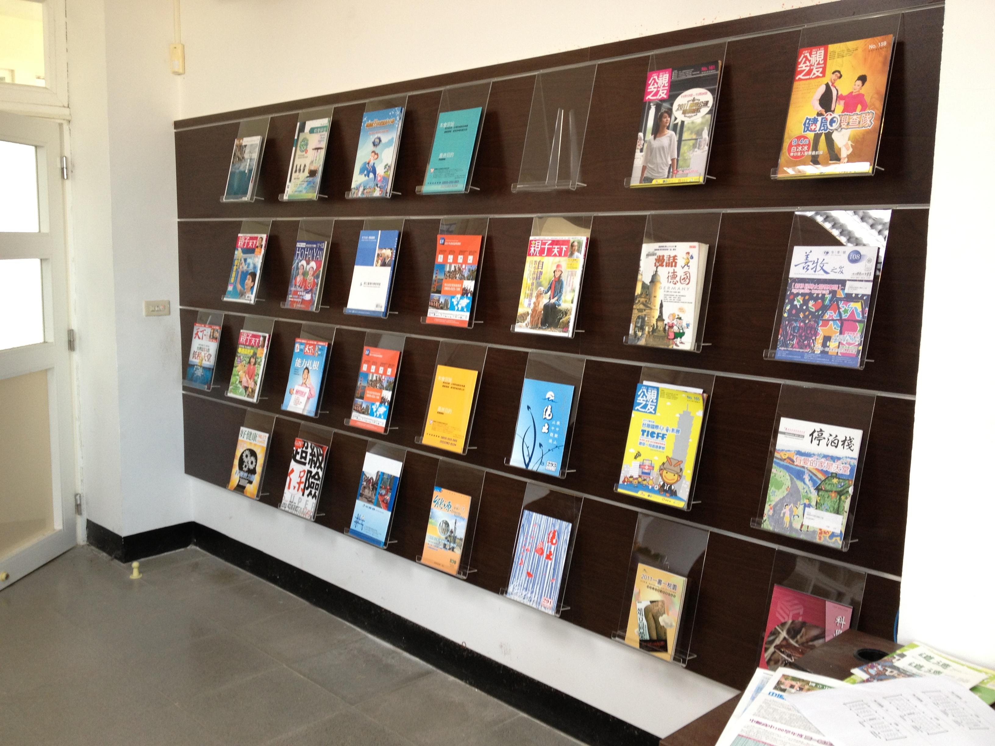 13.6 壓克力 斜板書架