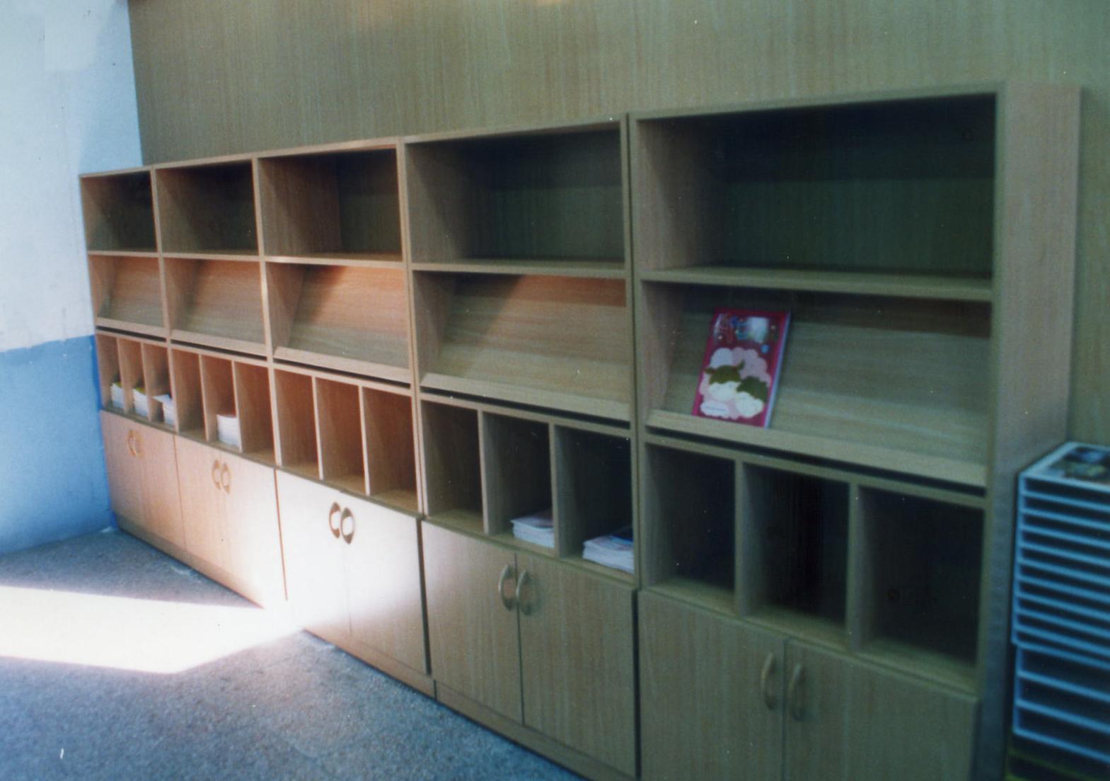 15.6 新書展示櫃